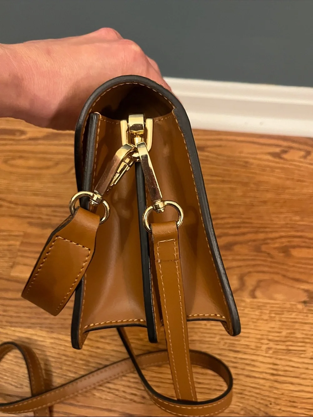 Roberta Rossi Leather Crossbody Handbag - Picture 6 of 9